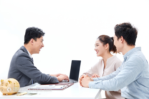 青年夫妻咨詢理財(cái)顧問(wèn)做投資